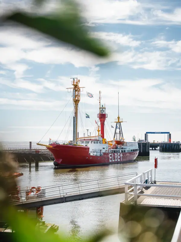 A red boat on the water in Cuxhaven.