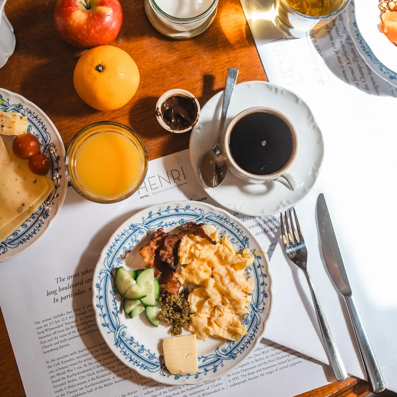 A table with food and drinks.