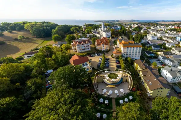 Aerial view of the aja Hotel Nordperd & Villen Göhren with trees and buildings.