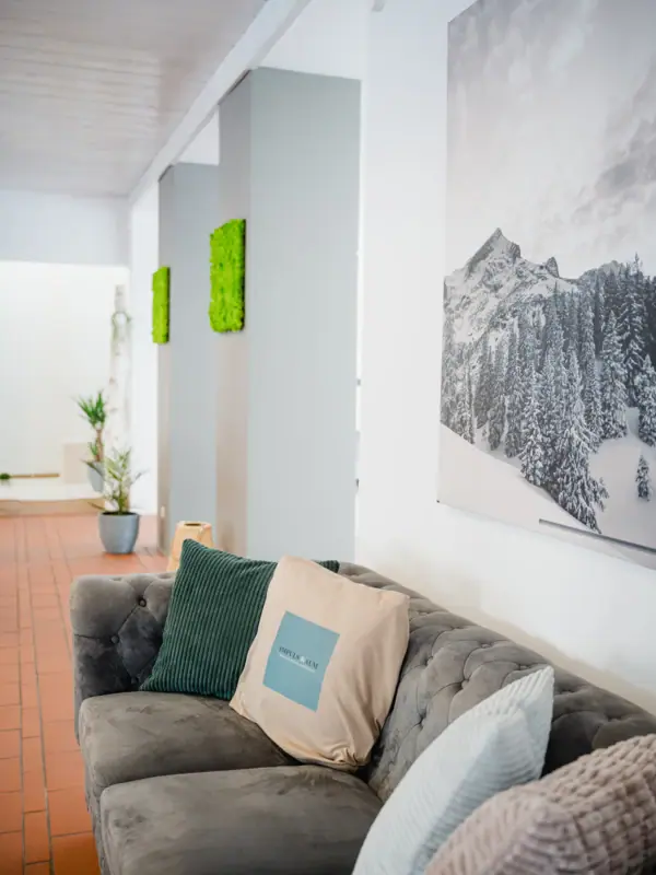 Impuls Raum Garmisch-Partenkirchen A sofa with cushions in a room