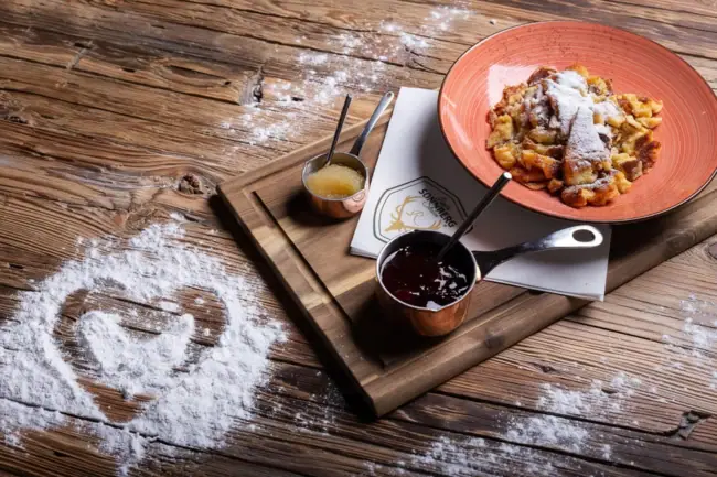Rosi's Sonnbergstuben A plate of food on a wooden board.