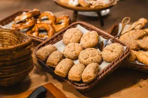 Several bread baskets on the breakfast buffet at the HENRI Hotel in Garmisch-Partenkirchen.