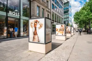 Eine Gruppe von Schildern auf einem Bürgersteig.