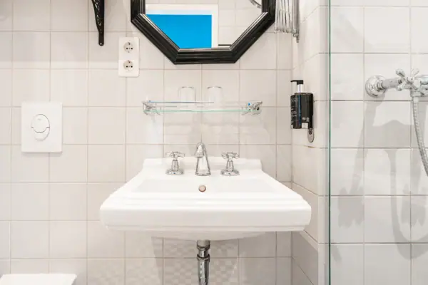 Bathroom with mirror and washbasin