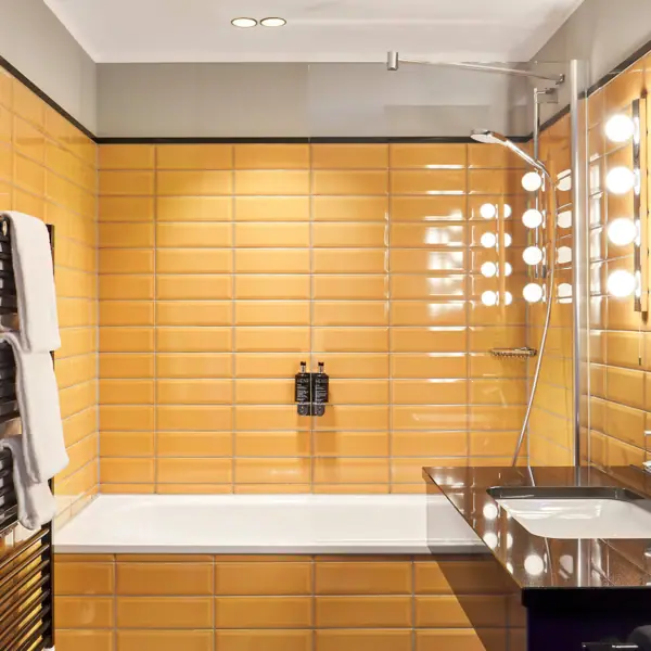 A bathroom with a bathtub and washbasin.