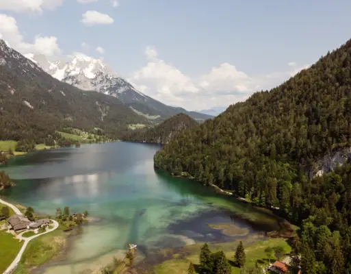A lake surrounded by trees and mountains.