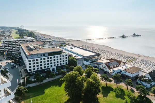 The aja Grömitz next to the Baltic Sea beach and the pier.