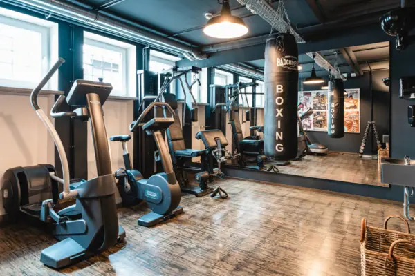 A fitness room with training equipment.