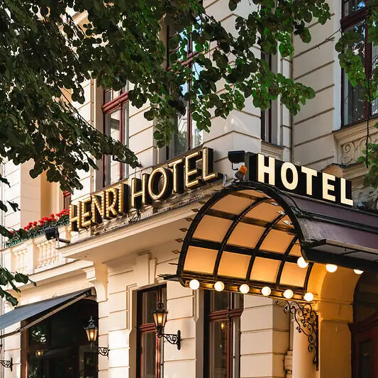 The letters HERNI HOTEL are written on one of the buildings.