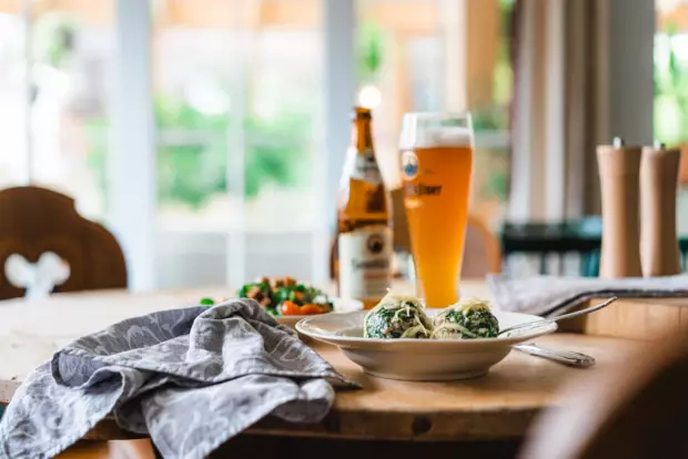 Ein Teller mit Essen auf einem Tisch