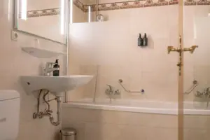 A bathroom with a washbasin and a bath.