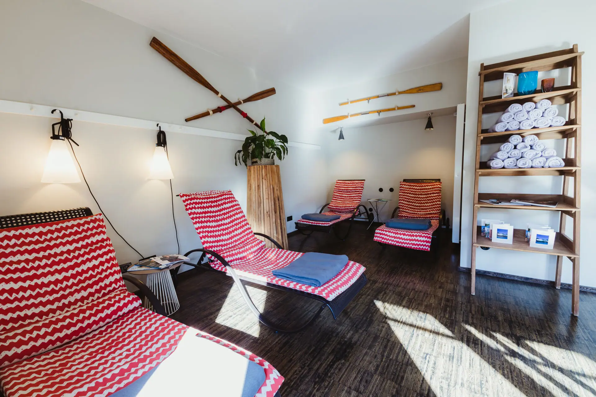 Loungers in the wellness area at HENRI Hamburg A room with chairs and a shelf.