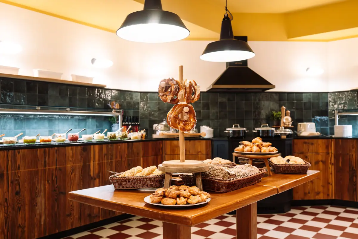 Home-style cooking at HENRI in Garmisch-Partenkirchen A cuisine offering a variety of dishes.