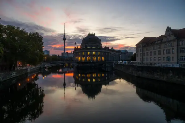 Evening cruise on the River Spree in Berlin An evening boat trip on the River Spree in Berlin.