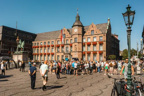 A group of people in front of the town hall in Düsseldorf.