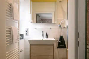 Bathroom with a mirror and a washbasin