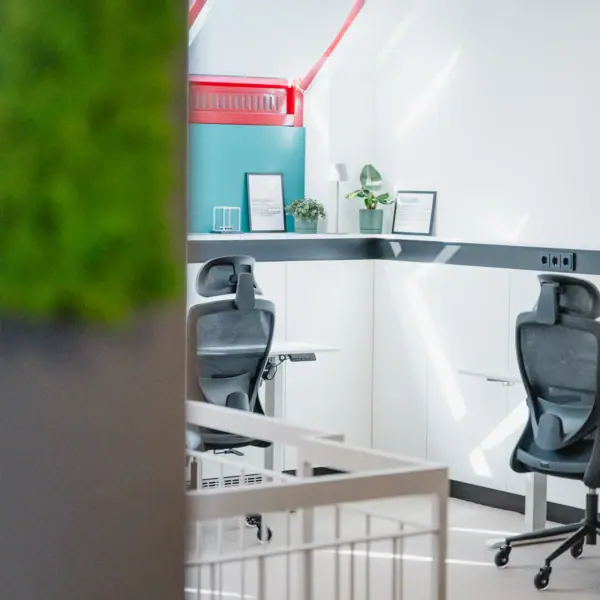 Impuls Raum Garmisch-Partenkirchen Chairs in a room with white walls and a white banister