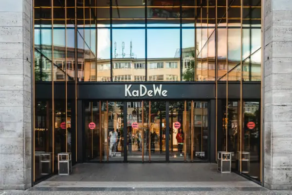 HENRI Berlin KaDeWe A glass building with a sign on the front.
