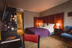 An M-Studio hotel room at HENRI Düsseldorf with bed and desk