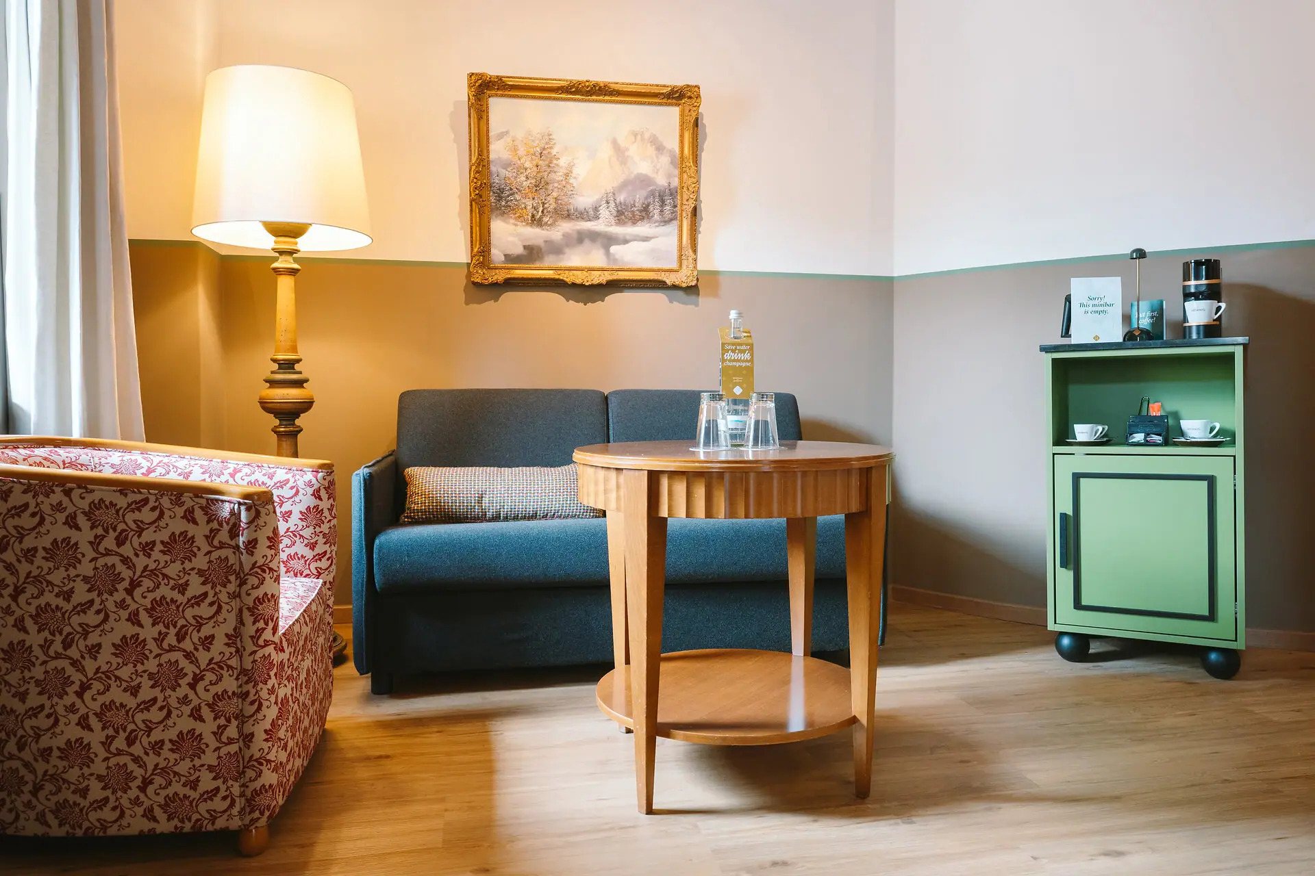 Sitting area HENRI Hotel Garmisch-Partenkirchen with a sofa and a table.