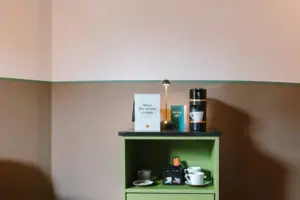 A room bar in a hotel room at the HENRI Hotel in Garmisch-Partenkirchen with a coffee and tea station.