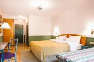 Hotel rooms at the HENRI Hotel, Garmisch-Partenkirchen A hotel room at the HENRI Hotel in Garmisch-Partenkirchen, featuring a bed and a table.