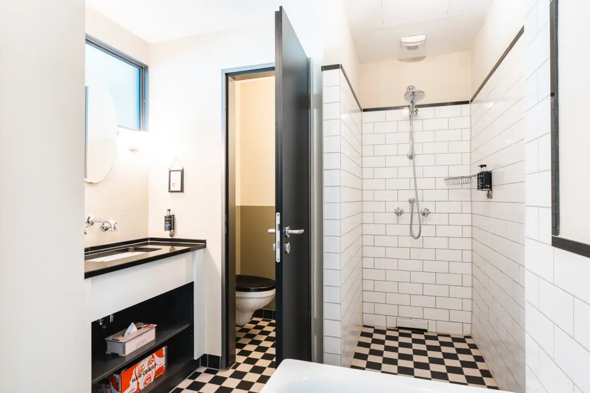 A bathroom with washbasin and shower.