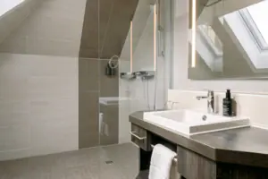 Bathroom with shower and washbasin