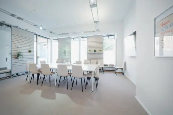 Impuls Raum Garmisch-Partenkirchen A room with a table and chairs.