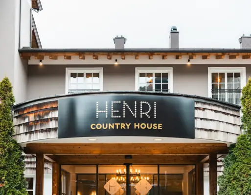 Hotel entrance from the front HENRI Kitzbühel.