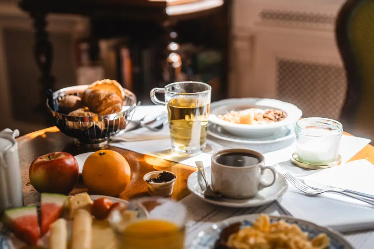 A table with food and drinks.