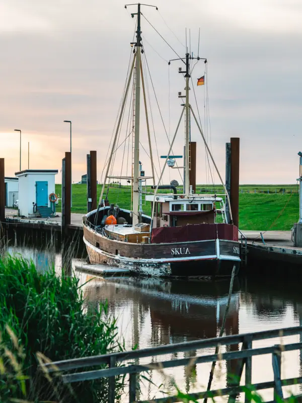 A boat on a body of water in Cuxhaven.