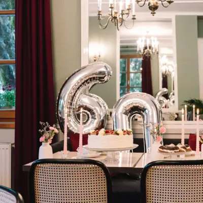 Birthday party at HENRI Kitzbühel with a birthday table and balloons.