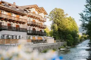 Ein Gebäude mit Balkonen und einem Fluss im Vordergrund.