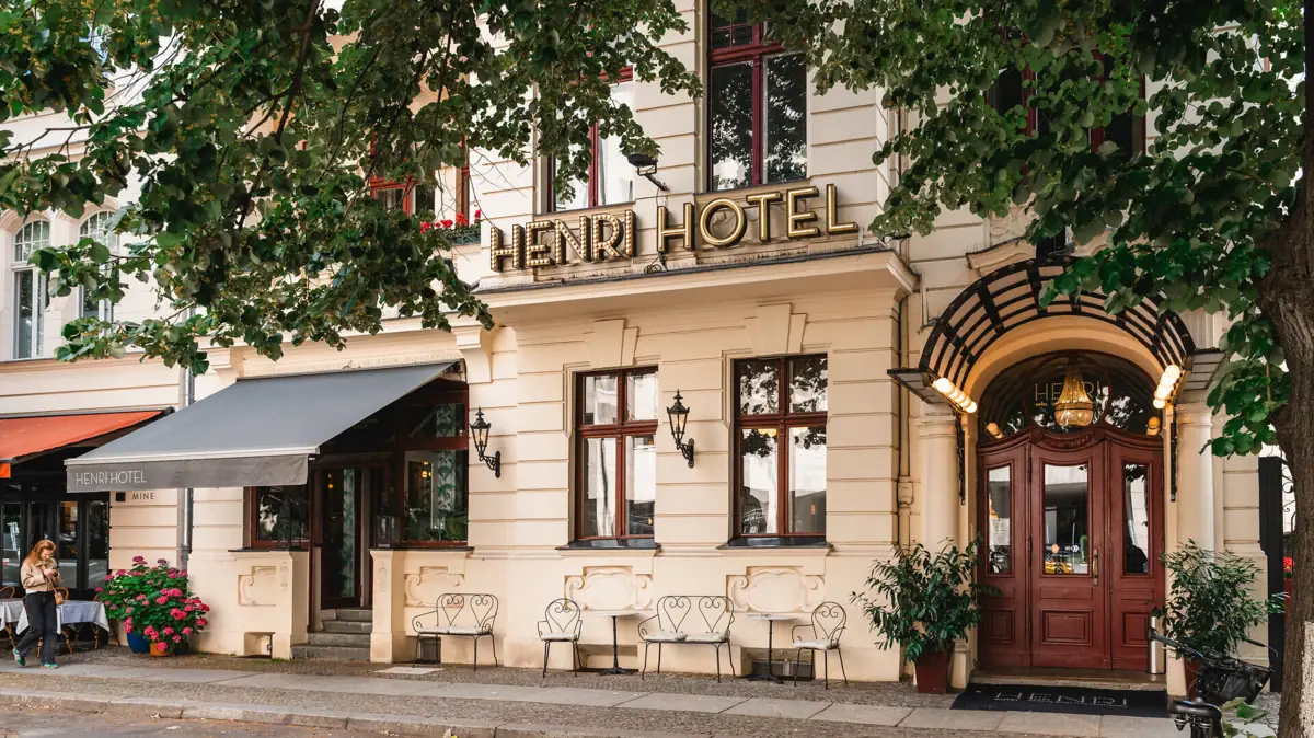 Exterior view with entrance door of the HENRI Hotel Berlin
