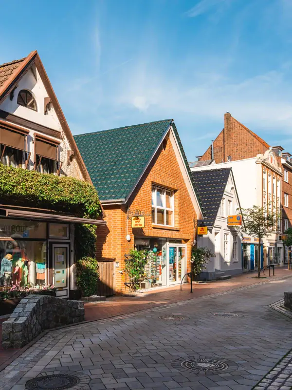 A street in Cuxhaven with buildings and a lamppost