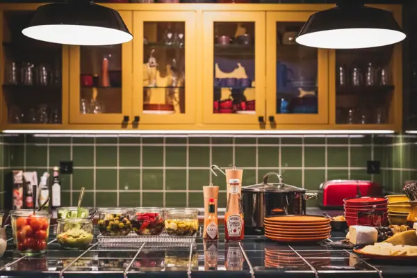 HENRI Düsseldorf Kitchen counter with dishes and sauces