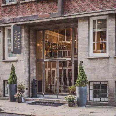 Entrance to the HENRI Hotel Hamburg with two planters 