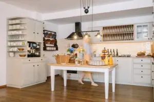 Eine Frau geht in einer Küche.