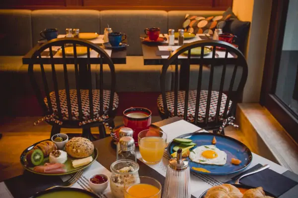 A table with plates of food and drinks.
