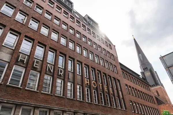 The brick façade of the Hotel HENRI Hamburg