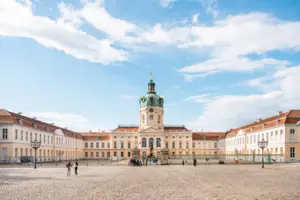 Schloss Charlottenburg von vorn, Weitwinkel.